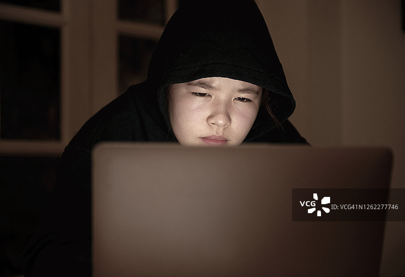 青少年在晚上在线工作图片素材