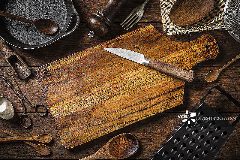 乡村木桌上的砧板与厨具图片素材
