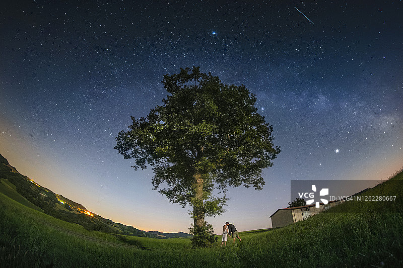 情侣在星空和银河下接吻图片素材