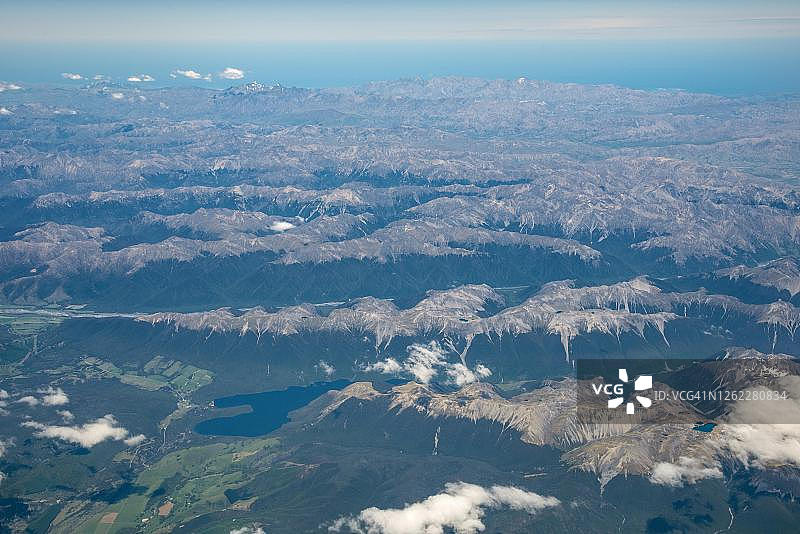 罗托伊蒂湖与新西兰阿尔卑斯山脉空中景观，位于新西兰南岛图片素材