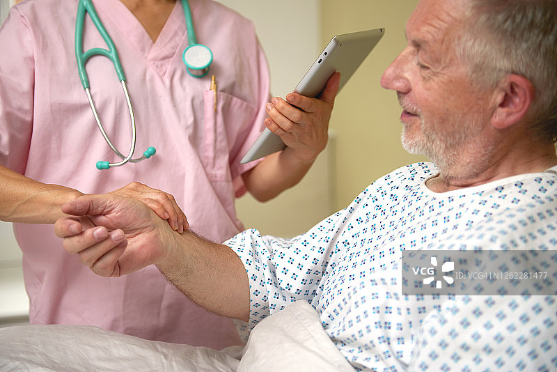 医生为病人测量脉搏图片素材