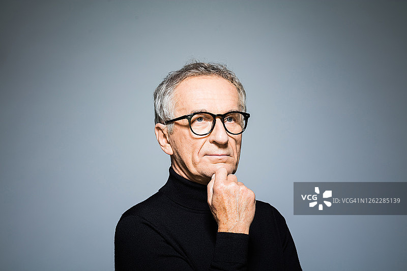 身穿黑色高领毛衣的优雅老年男人图片素材