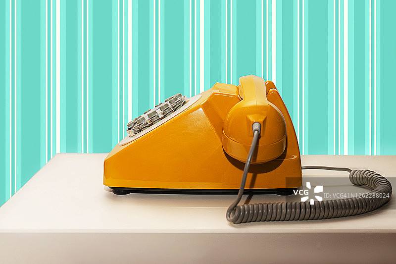 复古电话的黄色听筒图片素材