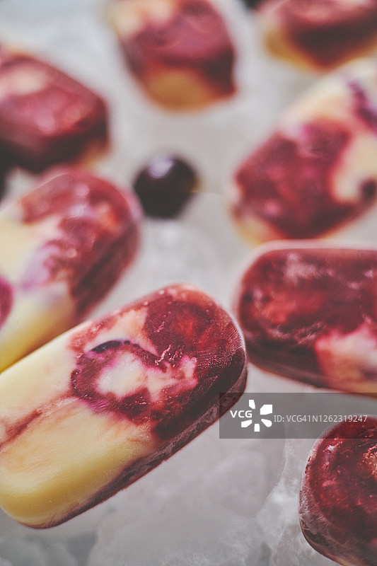 用樱桃和奶油制成的美味自制冰棒图片素材