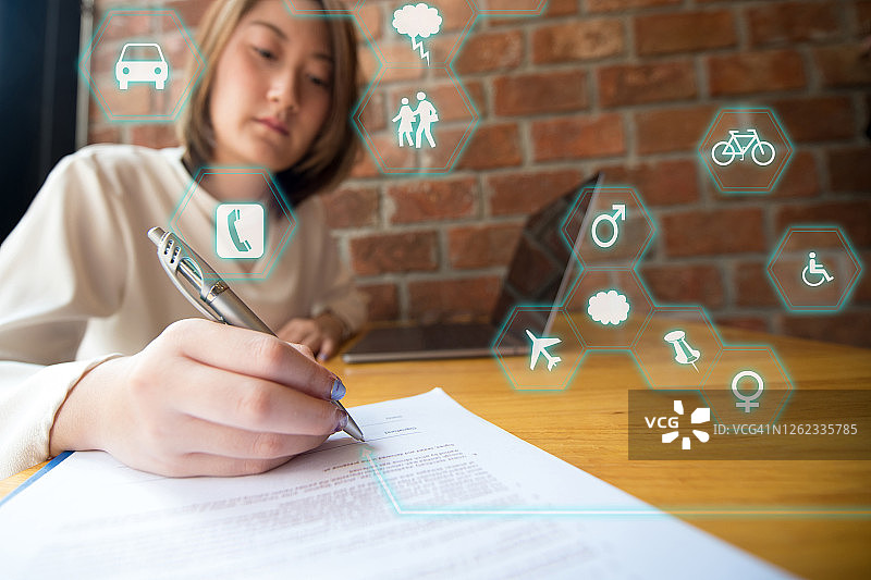 保险业务员与客户签订家庭保险协议。亚洲年轻女人正在签署意外事故人寿保险合同。保险代理人概念。图片素材