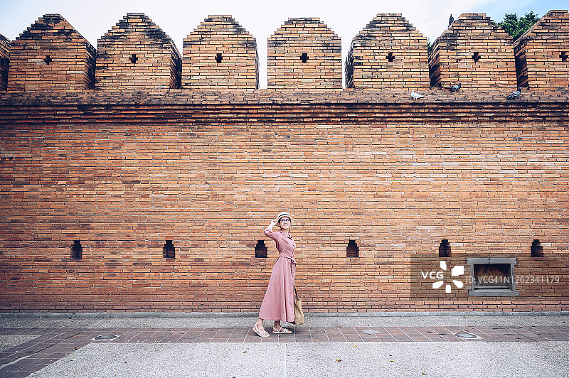 参观清迈塔佩门的亚洲女游客图片素材