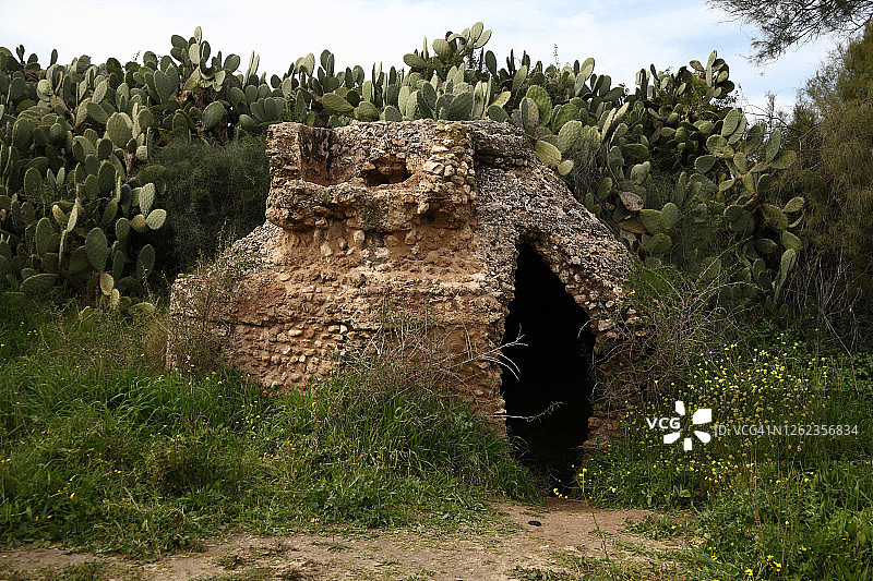 古老废弃的蓄水池图片素材