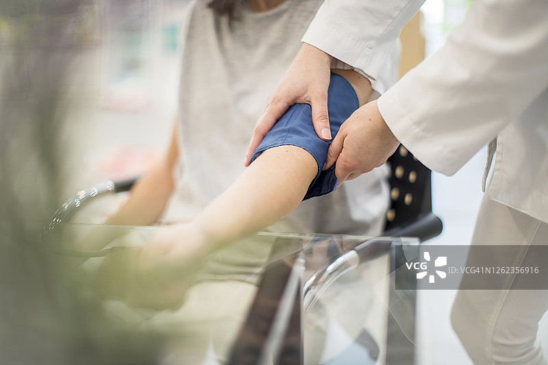 女人和医生一起使用血压监测仪图片素材