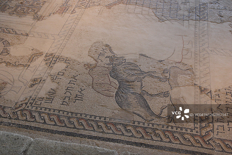 古代犹太教堂马赛克地板上的大祭司亚伦图片素材