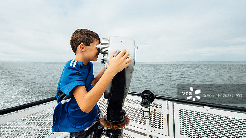 用投币式望远镜观看景色图片素材