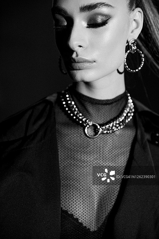 黑白肖像：闭着眼睛的美丽女人图片素材