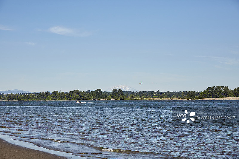 俄勒冈州波特兰的哥伦比亚河与圣海伦火山图片素材