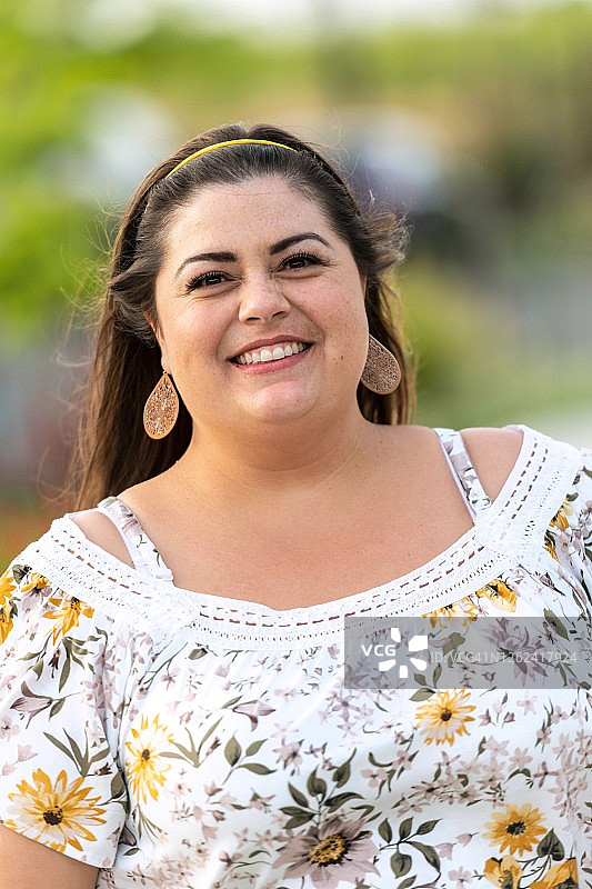 微笑的超重西班牙裔妇女图片素材