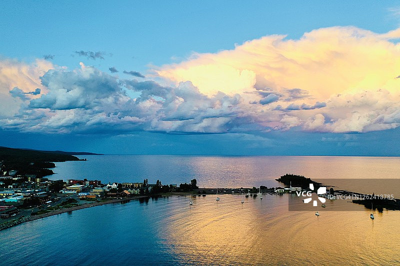 明尼苏达州格兰德马雷 上苏必利尔湖的云彩图片素材