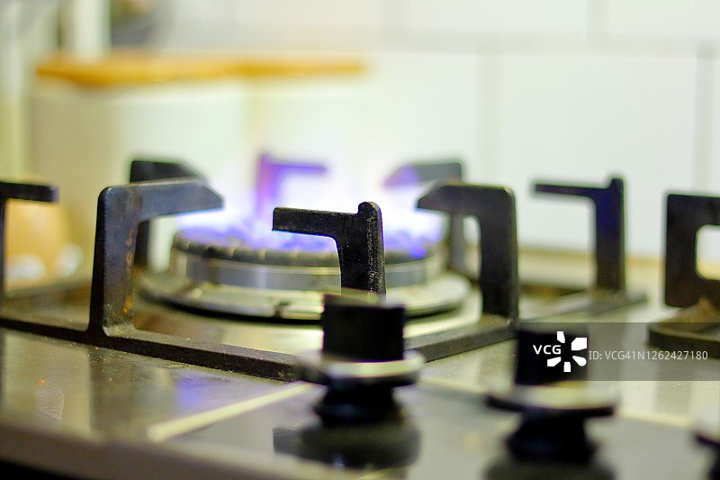 厨房燃气灶上的蓝色火焰图片素材