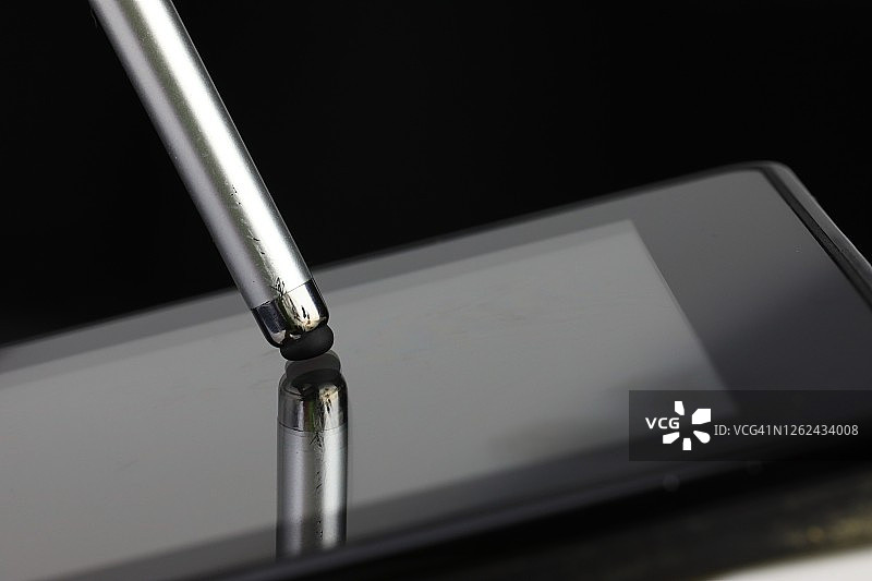 黑色背景上的触摸屏智能手机图片素材