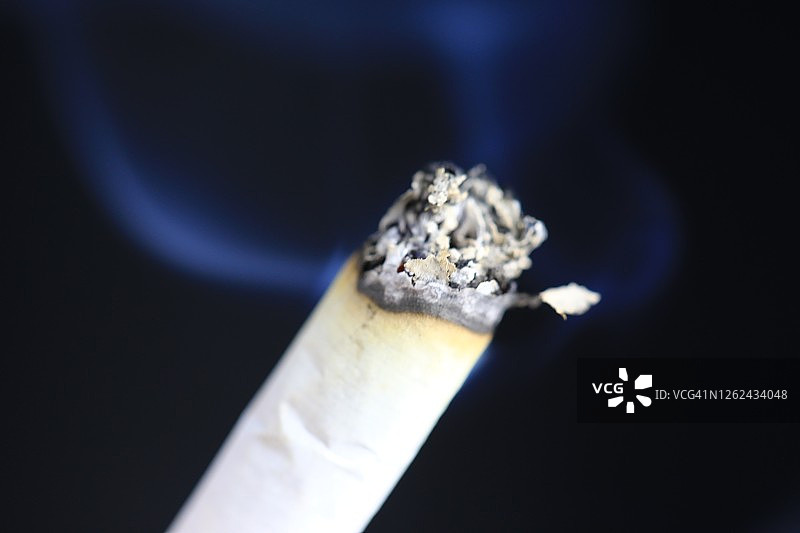 燃烧的香烟及烟灰图片素材