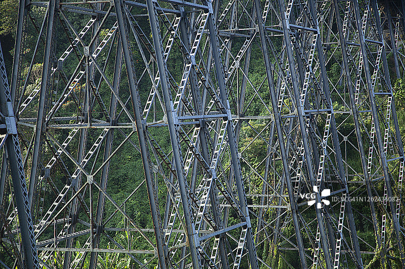 夏威夷郁郁葱葱的峡谷中的桥墩特写图片素材