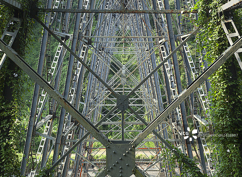 夏威夷郁郁葱葱的峡谷中的桥墩特写图片素材