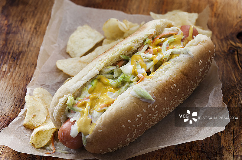 奶油凉拌卷心菜热狗配薯片图片素材