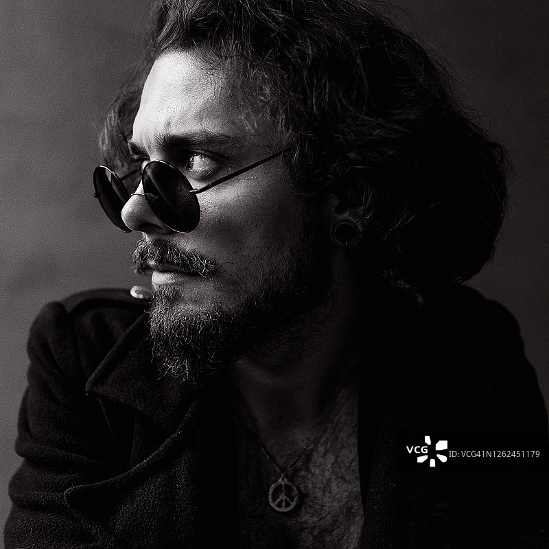 面露疑惑的英俊年轻男人特写图片素材