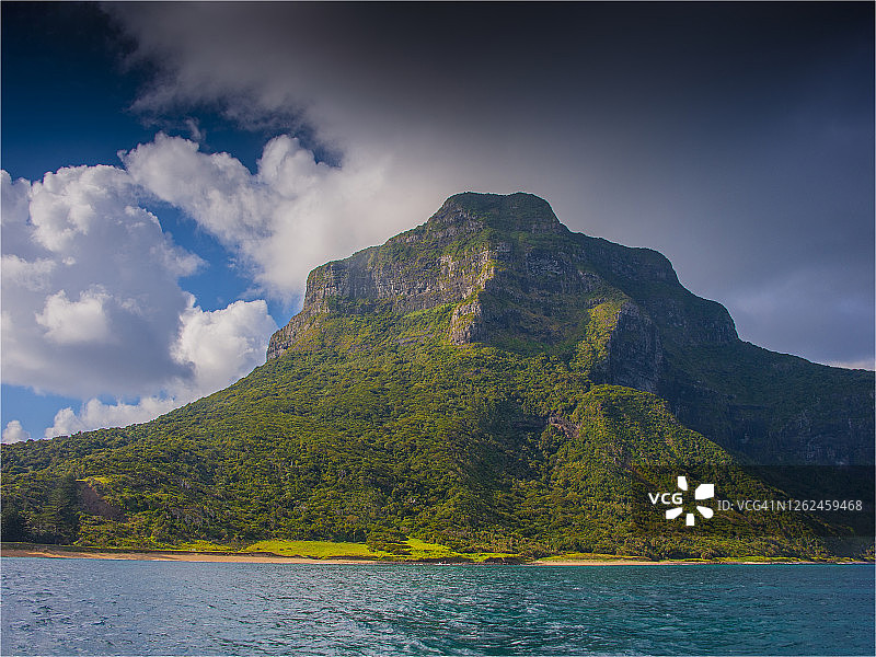 眺望澳大利亚新南威尔士州豪勋爵岛的海岸线图片素材