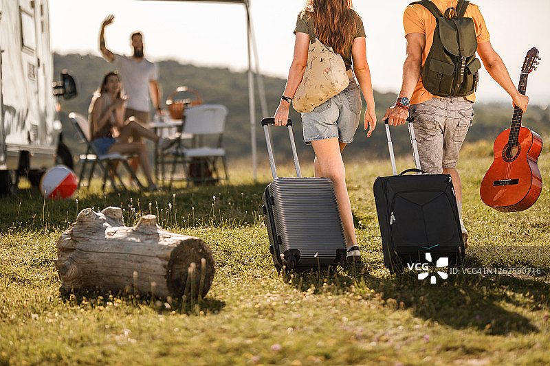 一对夫妇到达朋友露营地的背影图片素材