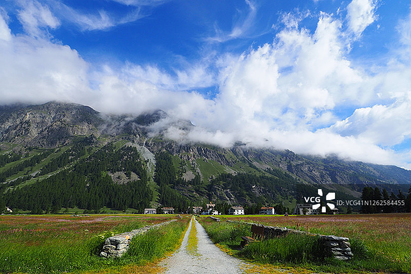 恩嘎丁山谷通往锡尔斯巴塞尔贾的步行道图片素材