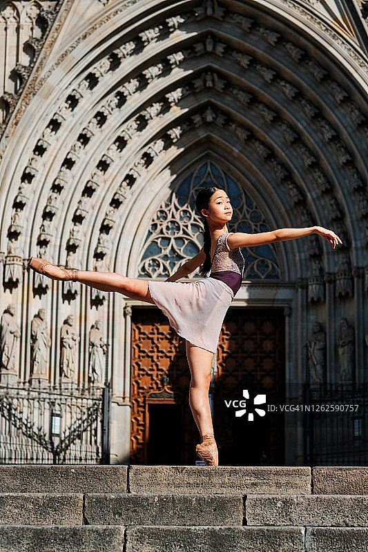 在巴塞罗那大教堂前的亚洲芭蕾舞女孩图片素材