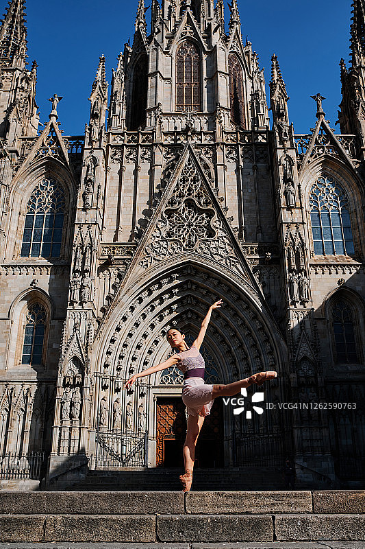 在巴塞罗那大教堂前的亚洲芭蕾舞女孩图片素材