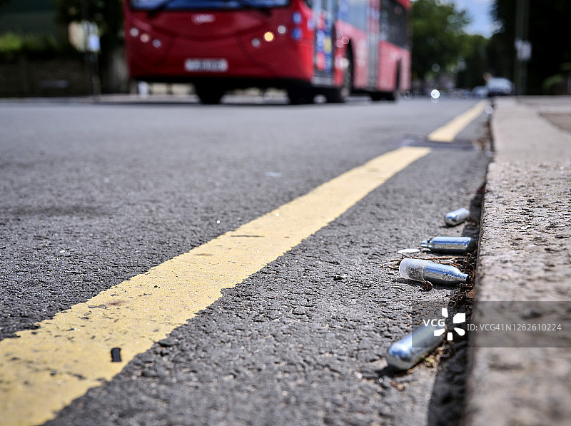 排水沟里的废弃一氧化二氮罐图片素材
