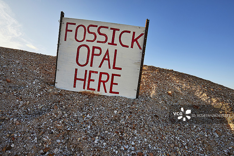 澳大利亚怀特克利夫斯，游客寻找蛋白石的信息标志图片素材