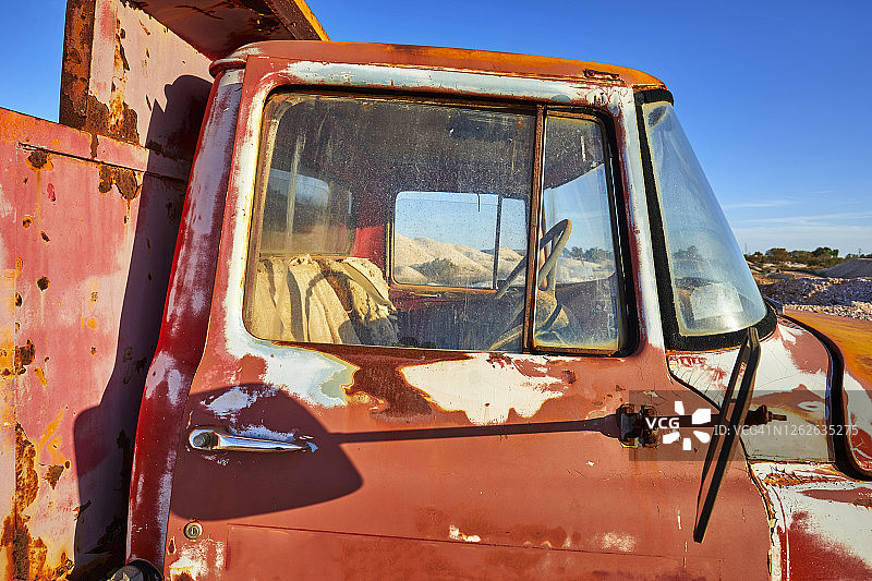 澳大利亚白色悬崖的废弃采矿卡车图片素材