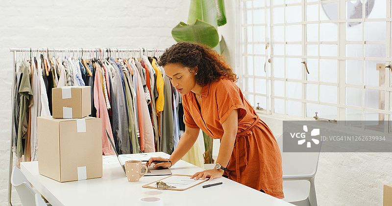 以闪电般的速度发送她的设计图片素材