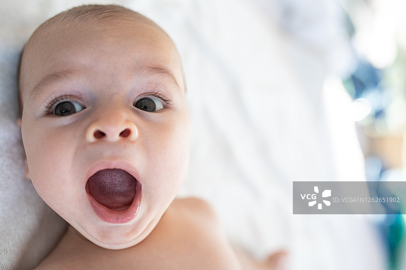 清晨在床上打呵欠的婴儿图片素材