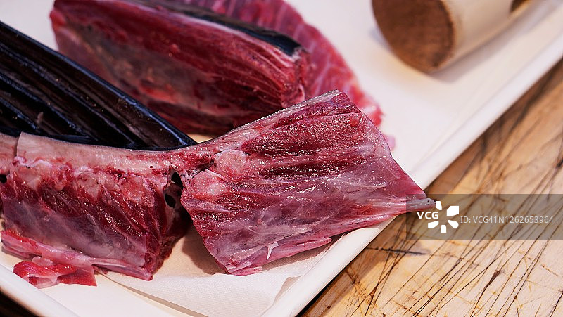 新鲜生金枪鱼块图片素材