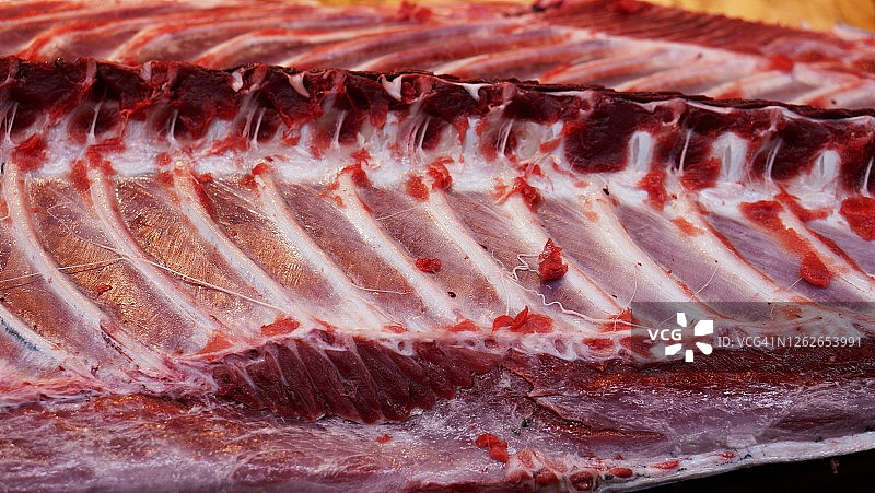 切割肉后的大块金枪鱼骨图片素材