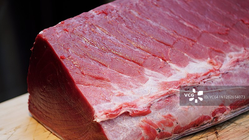 用于生鱼片或牛排的未加工金枪鱼片图片素材