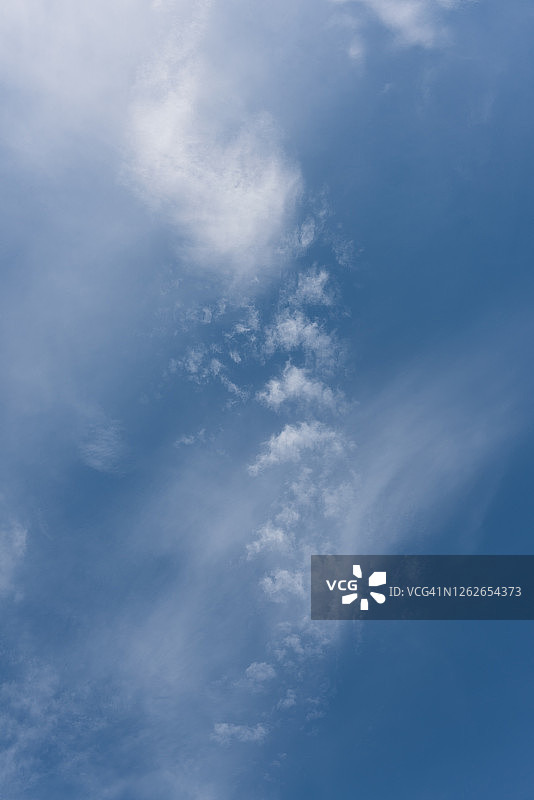 蓝天中卷云的低角度视图图片素材