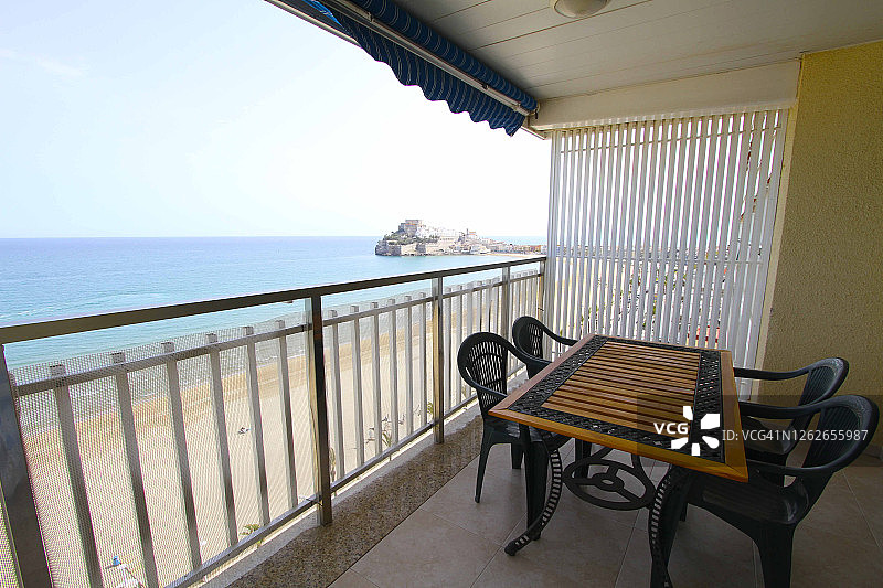 西班牙卡斯特利翁佩尼斯科拉的地中海景观大露台图片素材