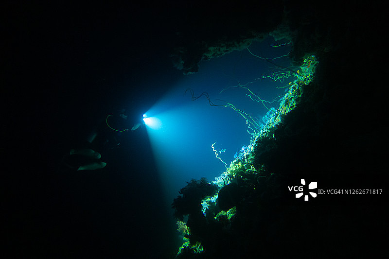 照亮黑暗的灯光图片素材