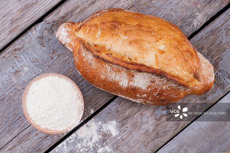 新鲜手工面包和一碗面粉图片素材