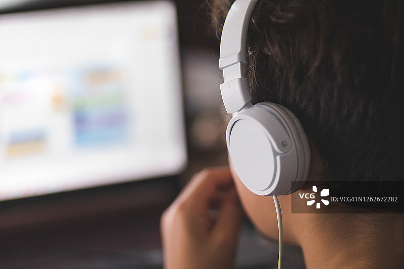 男孩用笔记本电脑写作业图片素材