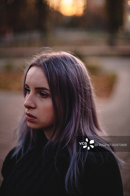 秋季时节染着紫发的时髦年轻女子 портрет图片素材