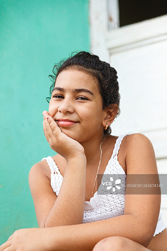 门口的古巴女孩，特立尼达图片素材