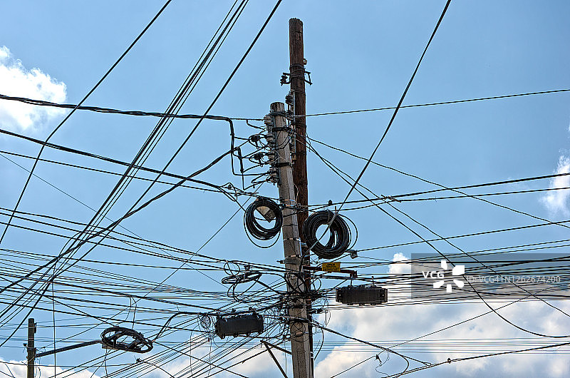 城市街道上空纵横交错的电线和光缆图片素材