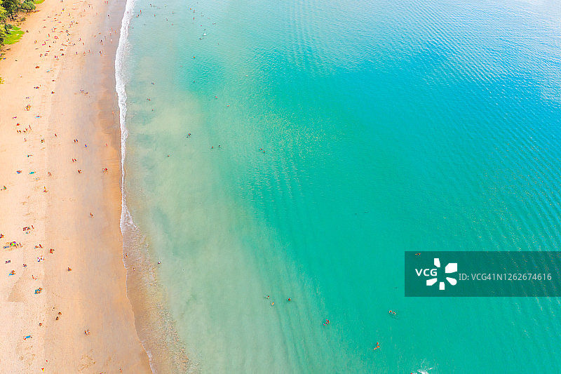 卡塔海滩，天堂般的海滩，拥有金色沙滩和清澈的海水图片素材