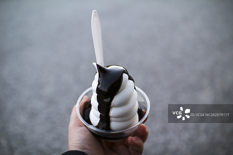 塑料杯里的热软糖圣代图片素材