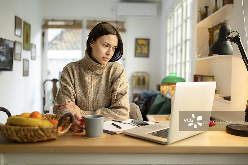 在家工作的年轻自由职业者图片素材