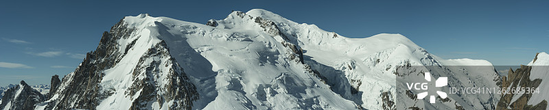 从南针峰顶峰俯瞰勃朗峰的全景图片素材